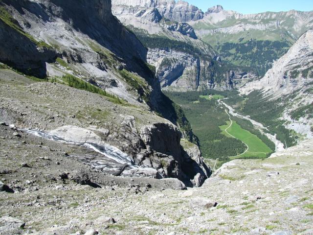 tief unter uns das Gasterntal. Man kann es fast nicht glauben, das ein Weg runterführt Punkt 1943 m.ü.M.