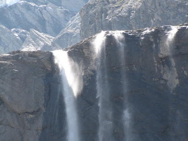 Blick auf unzählige Wasserfälle, alles Abflüsse vom Balmhorngletscher