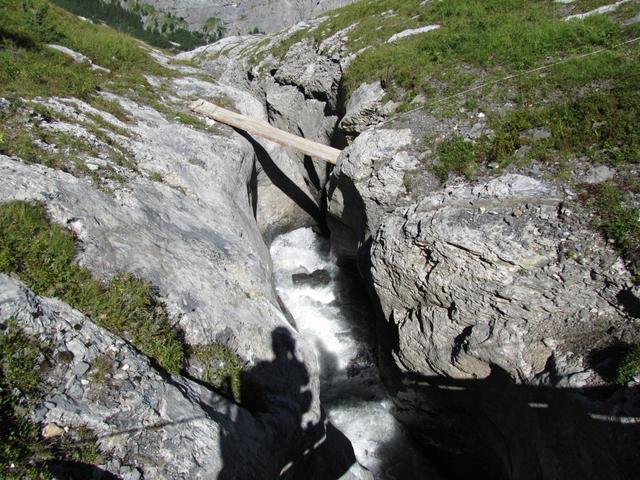 beim überschreiten der kleinen Schlucht