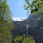 Blick hinauf zum schönen Wasserfall. Das Wasser fliesst durch die kleine Schlucht die wir überquert haben