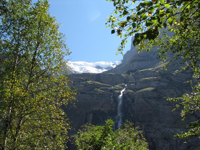 Blick hinauf zum schönen Wasserfall. Das Wasser fliesst durch die kleine Schlucht die wir überquert haben