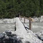 das Geschiebe hat die Kander auf der Brücke hinterlassen