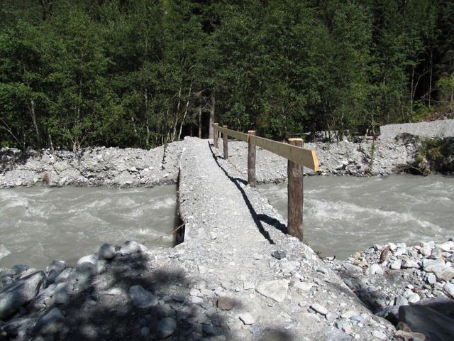 das Geschiebe hat die Kander auf der Brücke hinterlassen