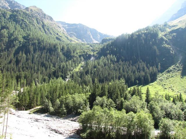 dort hinauf geht es zum Lötschenpass. Über diesen Pass sind wir auch schon gewandert