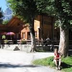 warten auf den Bus der uns nach Kandersteg bringen sollte. Er kommt aber erst in 2 Stunden