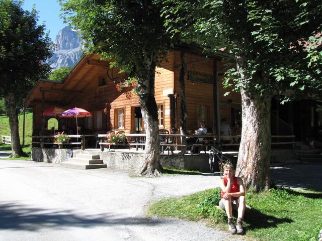 warten auf den Bus der uns nach Kandersteg bringen sollte. Er kommt aber erst in 2 Stunden