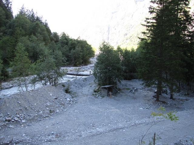 hier gut ersichtlich das Geschiebe und Geröll, das im Unwetter am 10.10.2012 die Kander liegengelassen hat