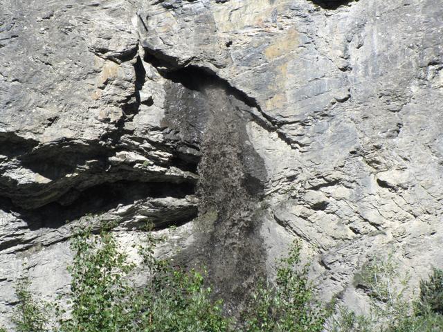 der Fulbach Abfluss vom Fulgletscher schiesst aus dem Felsen heraus