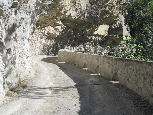 die Strasse ist so schmal (Kreuzen unmöglich), das nur an bestimmten Zeiten hinauf oder hinab gefahren werden darf