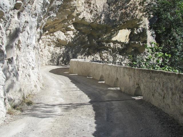 die Strasse ist so schmal (Kreuzen unmöglich), das nur an bestimmten Zeiten hinauf oder hinab gefahren werden darf