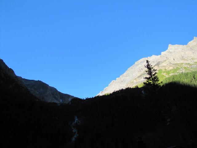 dort oben liegt der Lötschenpass. Es fehlen aber noch ca. 1100 Höhenmeter