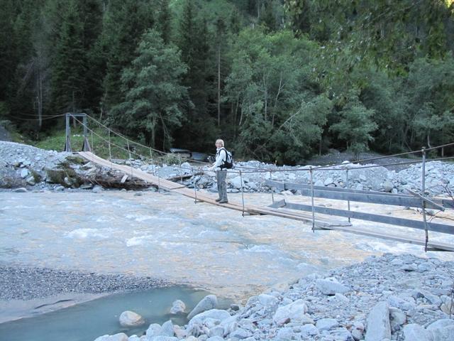 Mäusi überquert die Kander über eine Hängebrücke