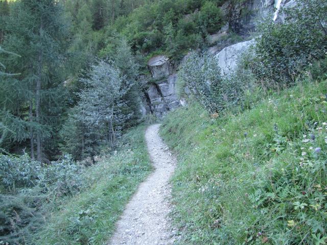 an der orographisch linken Seite des Leitibach, führt der Weg steil aufwärts