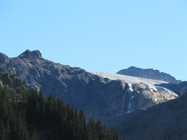 am Horizont taucht der Kanderfirn auf