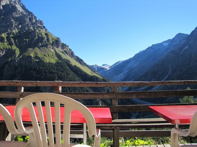 während der Kaffeepause konnten wir diese schöne Aussicht geniessen. Am Horizont der Kanderfirn