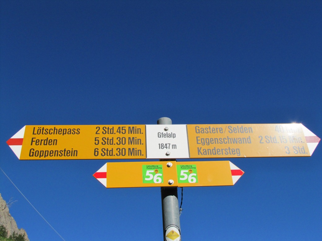 Wegweiser auf der Gfelalp 1847 m.ü.M.