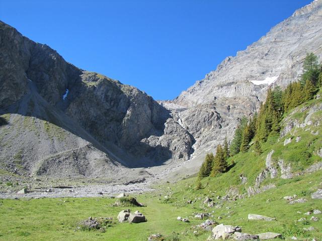 links gut ersichtlich der alte Bergpfad "Römerweg" nach einem Bergsturz wird dieser Weg nicht mehr unterhalten