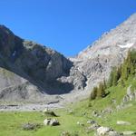 links gut ersichtlich der alte Bergpfad "Römerweg" nach einem Bergsturz wird dieser Weg nicht mehr unterhalten