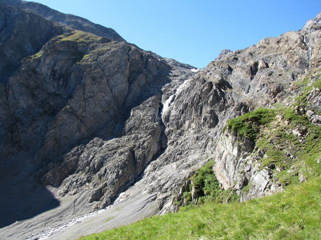 ganz links war früher der "Römerweg" vorhanden. Ausgesetzt und Steinschlag gefährdert