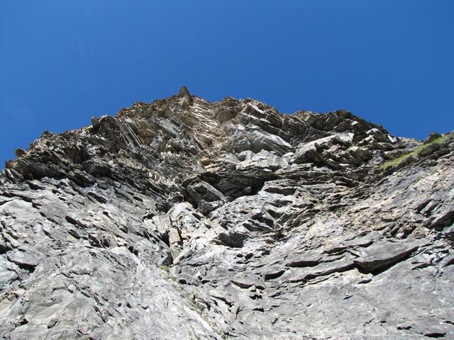 über unsere Köpfe eine Felswand bis in den Himmel