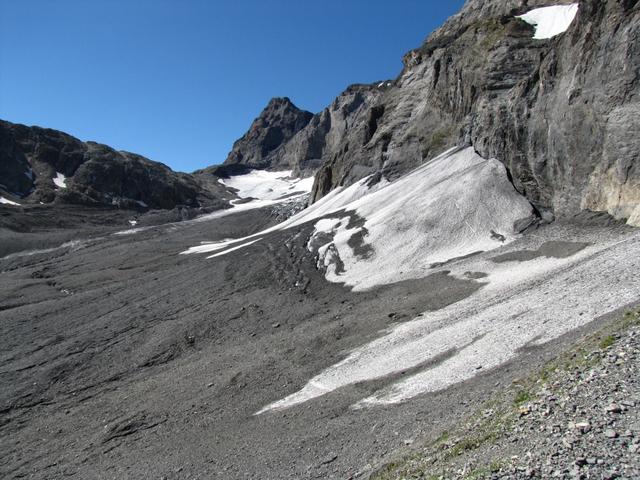 wir betreten den mit Geröll und Schutt zugedeckten Lötschegletscher