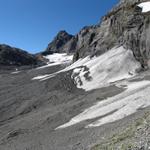 wir betreten den mit Geröll und Schutt zugedeckten Lötschegletscher