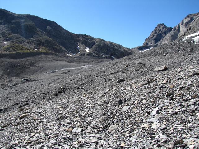 wir überqueren diagonal, den mit Eisenstangen markierten Lötschegletscher