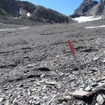 der Weg über den Gletscher ist gut mit Eisenstangen markiert
