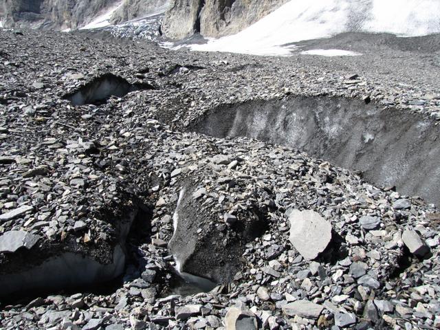 der Gletscher ist spaltenfrei. Kleinere Spalten sind mit Schutt und Geröll bedeckt