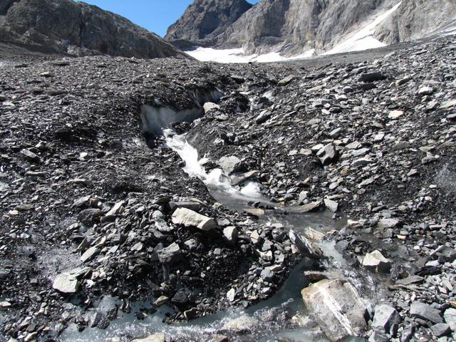 überall schiesst Wasser aus dem Gletscher hervor