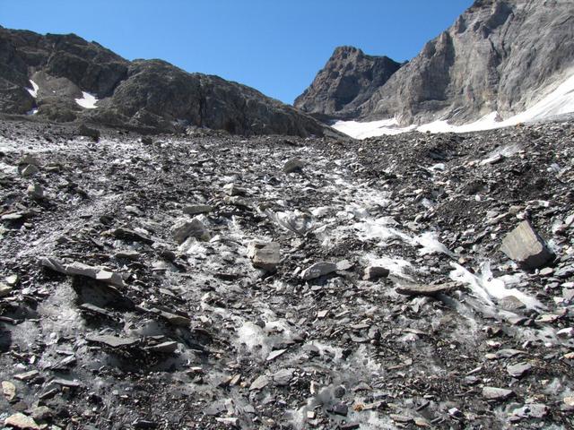 wie schon erwähnt überqueren wir ohne Probleme diagonal den Lötschegletscher