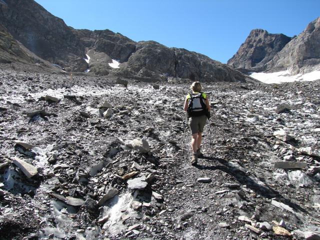 auf gutem Wege über den Lötschegletscher