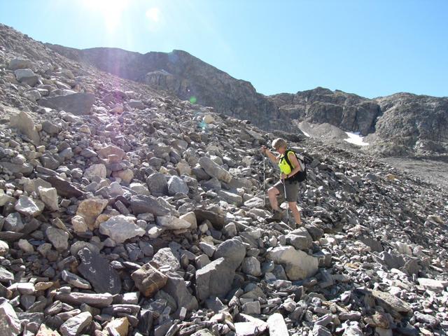 hat man die andere Seite des Lötschegletscher erreicht, führt der Weg über Blockschutt auf die Seitenmoräne