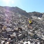 hat man die andere Seite des Lötschegletscher erreicht, führt der Weg über Blockschutt auf die Seitenmoräne