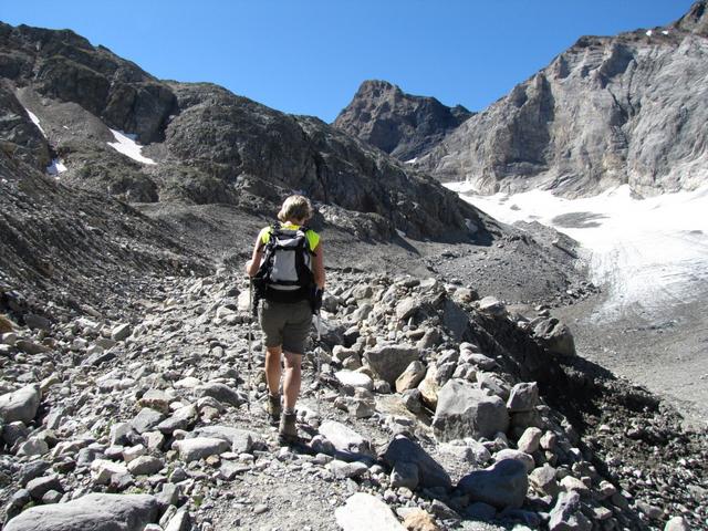 auf der Gletschermoräne wandern wir weiter zu Punkt 2497 m.ü.M.