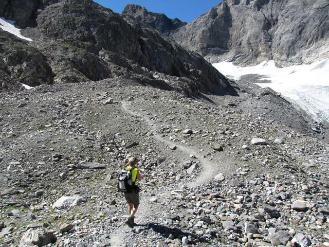 auf der Seitenmoräne geht es weiter Richtung Punkt 2497 m.ü.M.