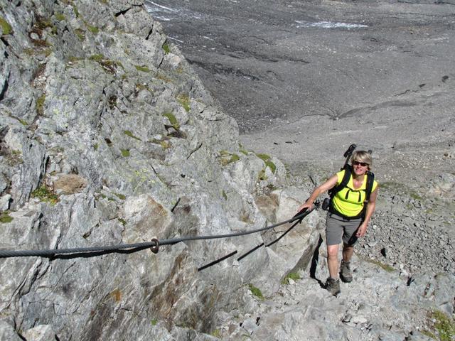 Drahtseile geben einem die gewisse Hilfe die man gerne annimmt, wenn der Weg so steil ist wie hier