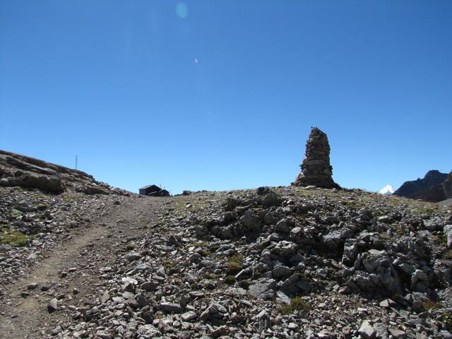 der grosse Steinmann bei Punkt 2678 m.ü.M. zeigt uns die richtige Richtung