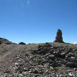 der grosse Steinmann bei Punkt 2678 m.ü.M. zeigt uns die richtige Richtung