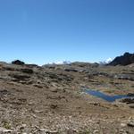 vor uns taucht die Lötschenpasshütte und die Walliser Bergriesen auf