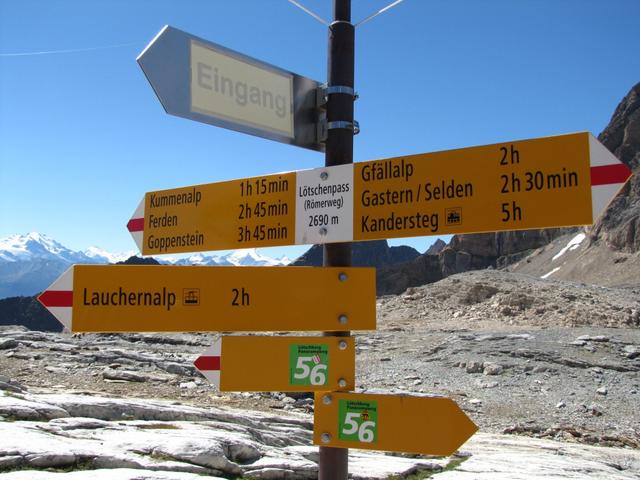 Wegweiser bei der Lötschenpasshütte 2690 m.ü.M.
