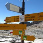 Wegweiser bei der Lötschenpasshütte 2690 m.ü.M.