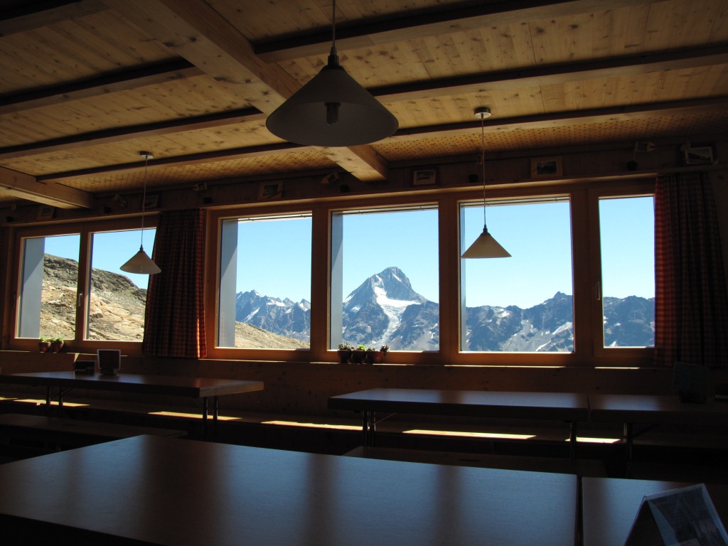 im Aufenthaltsraum der Lötschenpasshütte mit Blick auf das Bietschhorn