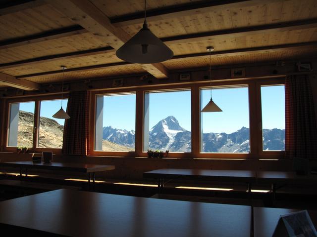 im Aufenthaltsraum der Lötschenpasshütte mit Blick auf das Bietschhorn