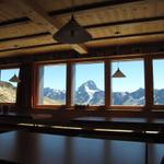 im Aufenthaltsraum der Lötschenpasshütte mit Blick auf das Bietschhorn