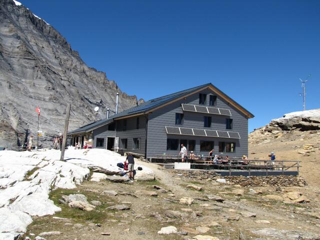die Lötschenpasshütte ist eine grosse, moderne aber trotzdem schöne Berghütte