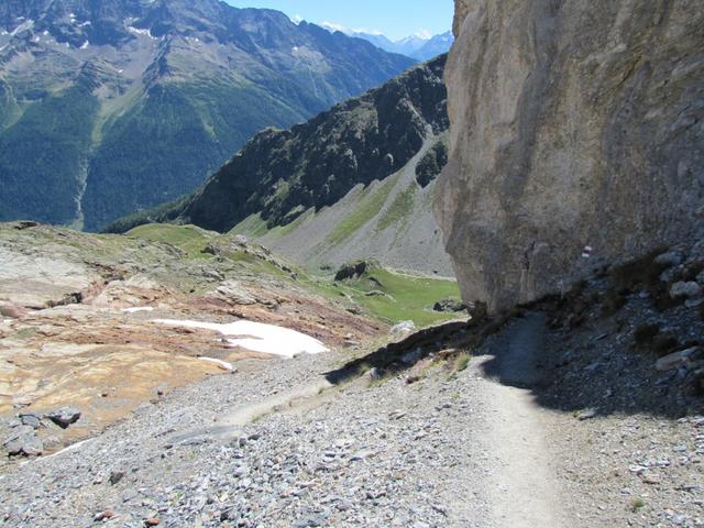 direkt unterhalb vom kleinen See führt der Weg in eine steile Schuttkehle