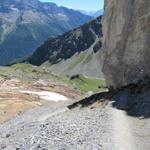 direkt unterhalb vom kleinen See führt der Weg in eine steile Schuttkehle