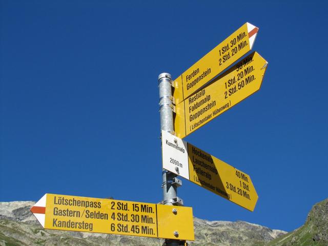 Wegweiser auf der Kummenalp 2090 m.ü.M.