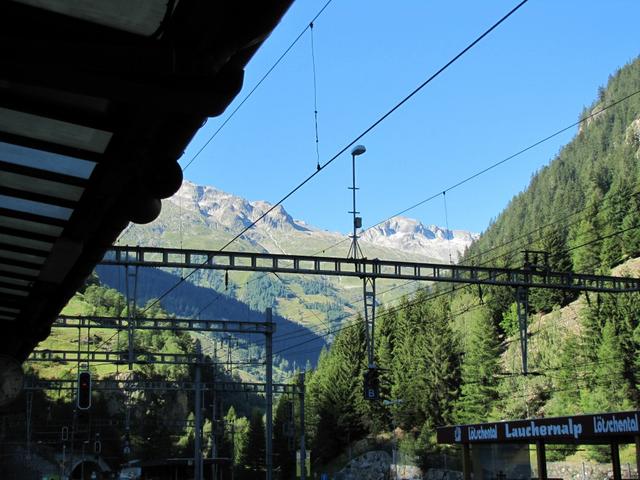 noch vor kurzen waren wir dort oben. Blick zum Lötschenpass vom Bahnof Goppenstein aus gesehen